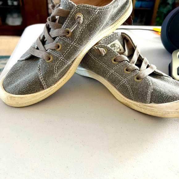 Women sizes 7.0 & 7.5 Converse, Roxy, Susina - Picture 6 of 7